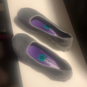 Sketchers memory foam sneakers